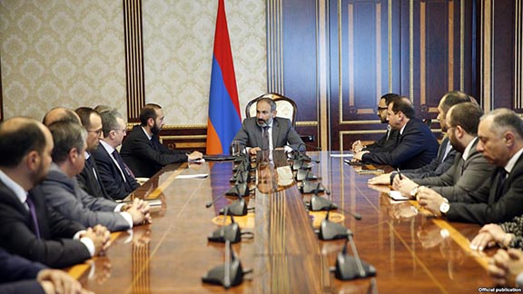 Երիտասարդներու յեղափոխութիւնը գործի կը լծուի երիտասարդներէ բաղկացող կառավարութիւնով